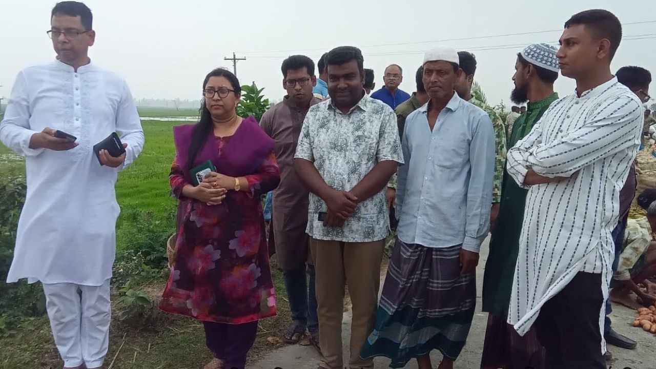তলিয়ে যাওয়া ফসলের মাঠের পানি নিস্কাশনের ব্যবস্থা করলেন জেলা প্রশাসক